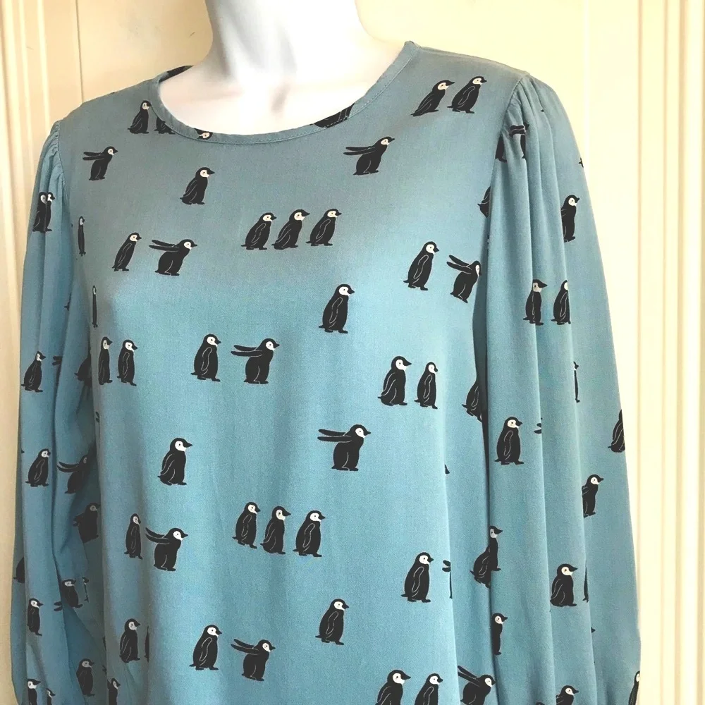 🔴 4/$15 Penguin print blue long ruffle edge sleeve viscose blouse size M in EUC - Picture 8 of 16
